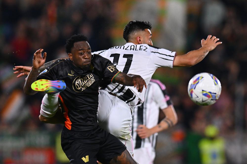 卡拉格：球迷们高喊斯洛特令人动容，在获胜后我真心为他开心